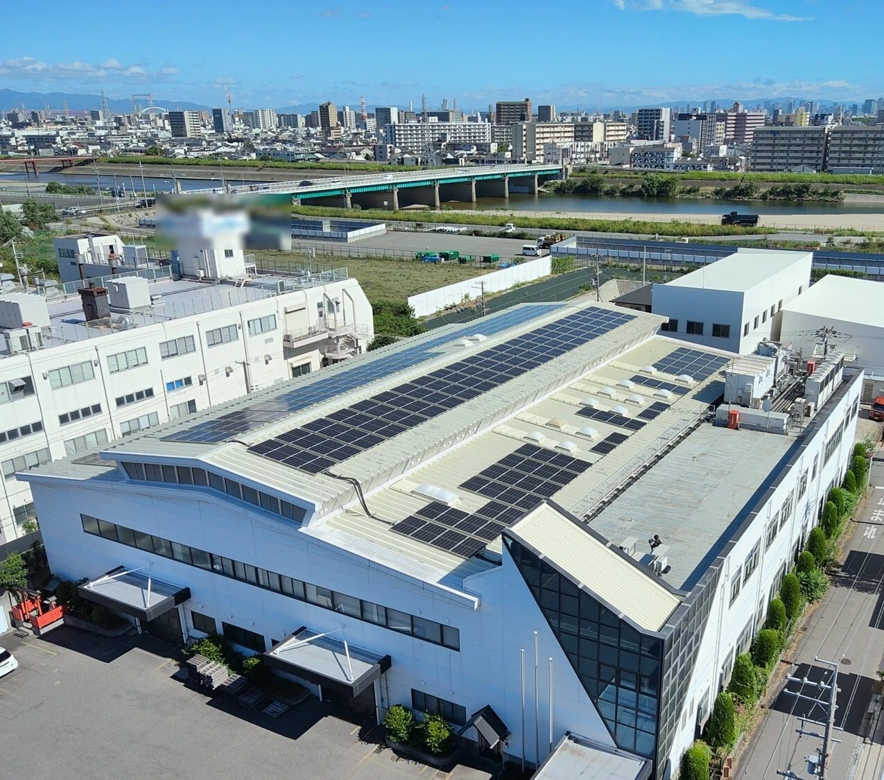 本社工場屋根に設置した太陽光発電設備（ドローン空撮）